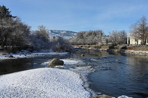 Truckee River e Wingfield Park em Reno, Nevada, após a tempestade de neve . — Fotografia de Stock