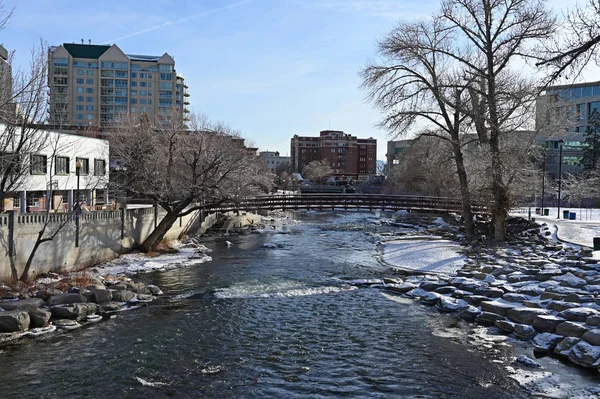 Truckee River und Wingfield Park in reno, Nevada nach Schneesturm. — Stockfoto