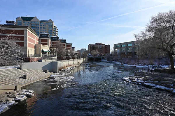 Truckee River y Wingfield Park en Reno, Nevada después de la tormenta de nieve . — Foto de Stock