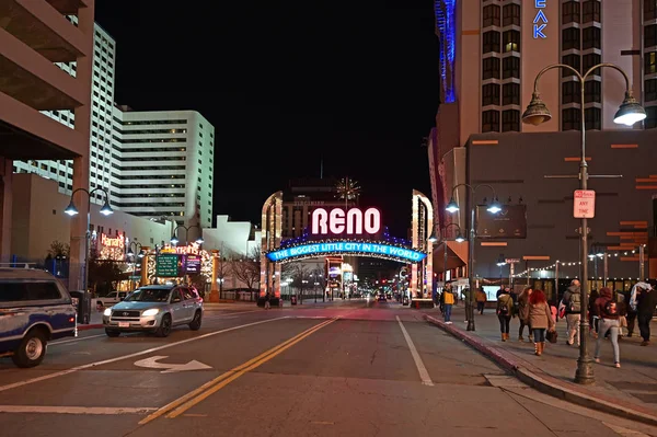 A maior pequena cidade do mundo assina em Reno, Nevada à noite . — Fotografia de Stock