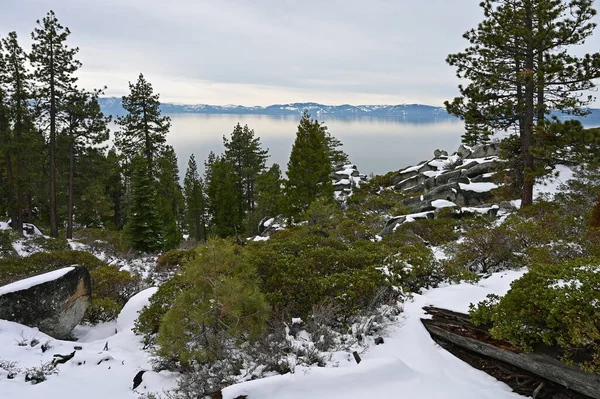 Kémény Beach Trail Lake Tahoe, Nevada a tó a háttérben. — Stock Fotó