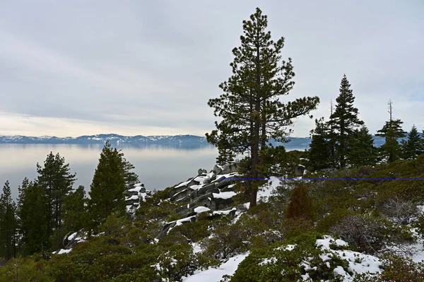 Chimenea Beach Trail en Lake Tahoe, Nevada con lago en el fondo . —  Fotos de Stock