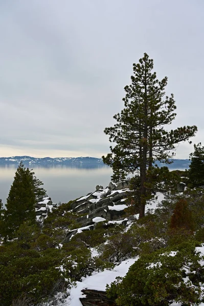 Chimney Beach Trail di Danau Tahoe, Nevada dengan latar belakang danau . — Stok Foto