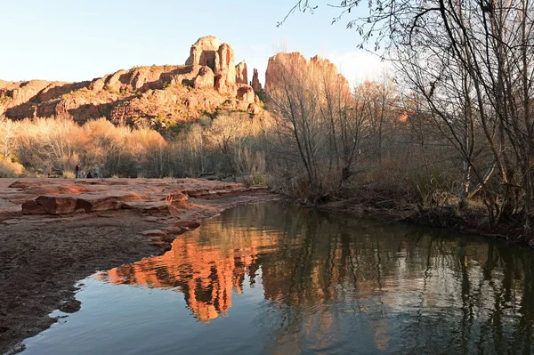 Cathedral Rock y reflexión en el agua en Red Rock Crossing cerca de Sedona, Arizona .. — Foto de Stock