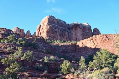 Sedona, Arizona yakınlarındaki Katedral Kaya Yolu 'ndaki uzak yürüyüşçüler..