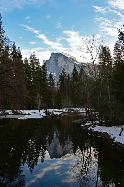 Media Cúpula reflejada en el Río Merced en el Parque Nacional Yosemite, California . — Foto de Stock