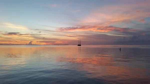 Deux voiliers en Floride Bay au coucher du soleil . — Photo