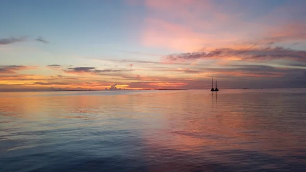 Gün batımında Florida Körfezi 'nde iki yelkenli.. — Stok fotoğraf