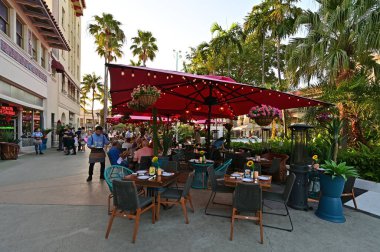 Geceleri Miami Beach, Florida 'daki Lincoln Road Mall' daki açık hava restoranı..