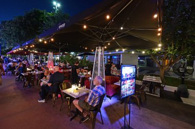 Geceleri Miami Beach, Florida 'daki Lincoln Road Mall' daki açık hava restoranı..