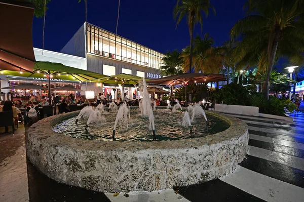 Circular fountain on Lincoln Road Mall in Miami Beach, Florida at night. — Stock Photo, Image