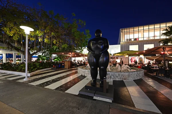 Fernando Botero sculpture on Lincoln Road Mall in Miami Beach, Florida. — 스톡 사진