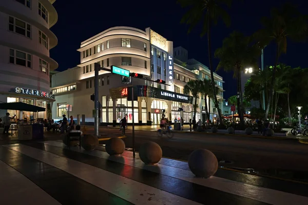 Lincoln Theatre på Lincoln Road Mall i Miami Beach, Florida på natten. — Stockfoto