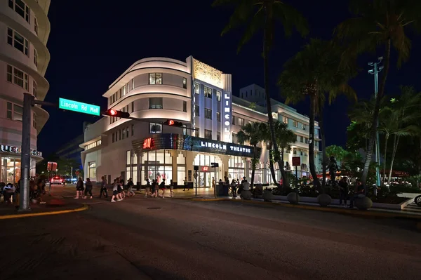 Lincoln Theatre na Lincoln Road Mall v Miami Beach, Florida v noci. — Stock fotografie