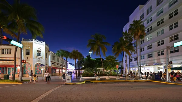 Lincoln Road Mall sur Miami Beach, Floride . — Photo