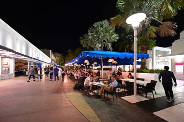 Geceleri Miami Beach, Florida 'daki Lincoln Road Mall' daki açık hava restoranı..