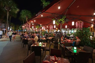 Geceleri Miami Beach, Florida 'daki Lincoln Road Mall' daki açık hava restoranı..