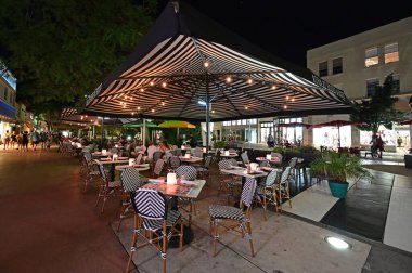 Geceleri Miami Beach, Florida 'daki Lincoln Road Mall' daki açık hava restoranı..