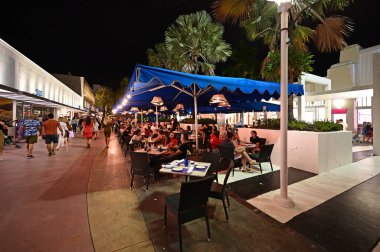 Geceleri Miami Beach, Florida 'daki Lincoln Road Mall' daki açık hava restoranı..