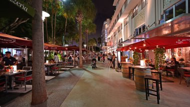 Lincoln Road Mall 'da gece sokak sahnesi.