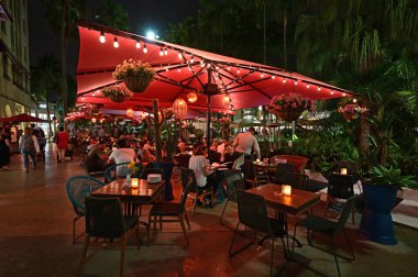 Geceleri Miami Beach, Florida 'daki Lincoln Road Mall' daki açık hava restoranı..