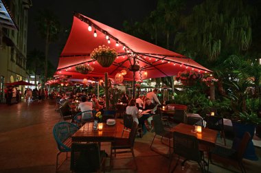 Geceleri Miami Beach, Florida 'daki Lincoln Road Mall' daki açık hava restoranı..