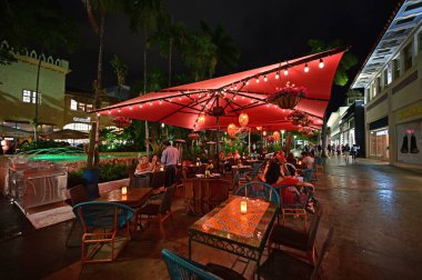Geceleri Miami Beach, Florida 'daki Lincoln Road Mall' daki açık hava restoranı..