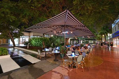 Geceleri Miami Beach, Florida 'daki Lincoln Road Mall' daki açık hava restoranı..