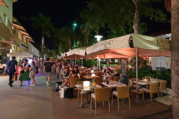 야간에는 플로리다주 마이애미 비치에 있는 링컨 로드 몰의 옥외 식당. — 스톡 사진