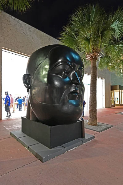 Fernando Botero escultura en Lincoln Road Mall en Miami Beach, Florida . — Foto de Stock