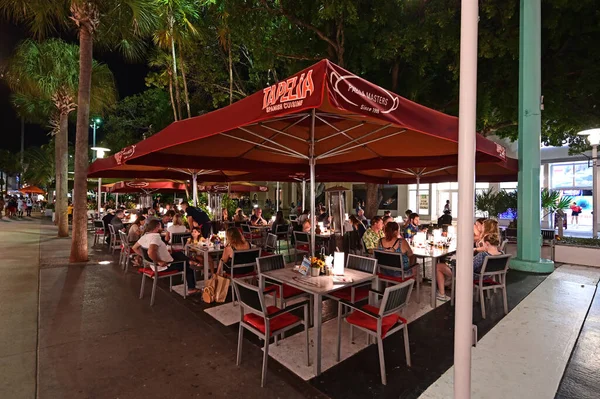 Geceleri Miami Beach, Florida 'daki Lincoln Road Mall' daki açık hava restoranı..