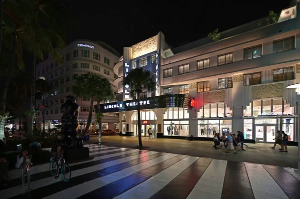 Lincoln Theatre no Lincoln Road Mall em Miami Beach, Flórida à noite. — Fotografia de Stock