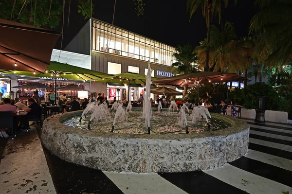 Circular fountain on Lincoln Road Mall in Miami Beach, Florida at night. — 스톡 사진