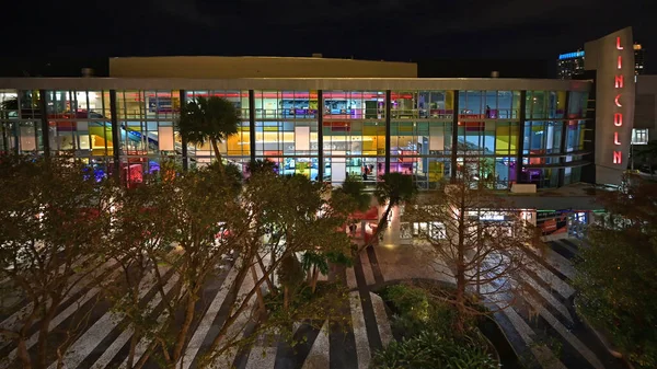 Regal South Beach cinemas no Lincoln Road Mall em Miami Beach, Flórida à noite . — Fotografia de Stock