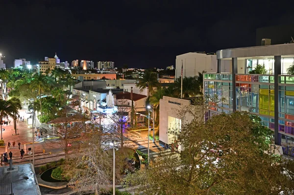 Lincoln Road Mall en Miami Beach, Florida visto desde arriba por la noche . — Foto de Stock