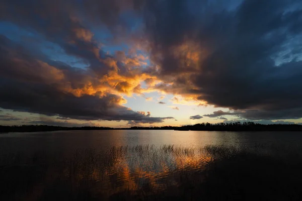 Lever de soleil coloré sur l'étang Nine Mile dans le parc national des Everglades, Floride. — Photo