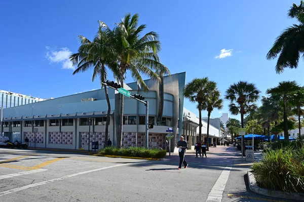 Art Deco building on Lincoln Road Mall in Miami Beach, Florida. — ストック写真