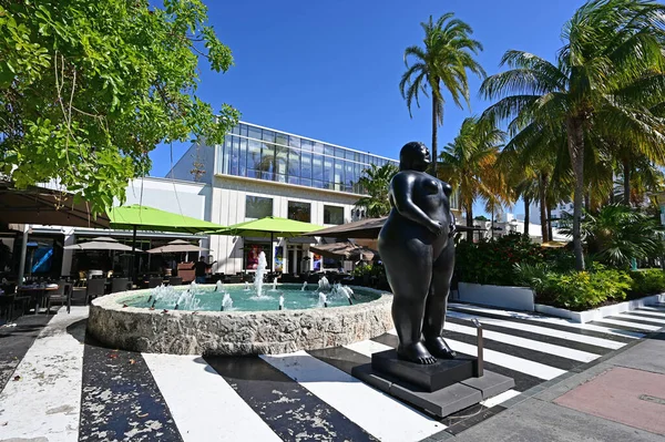 Fernando Botero escultura em Lincoln Road Mall em Miami Beach, Flórida . — Fotografia de Stock