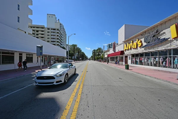 Escena callejera de Collins Avenue en Miami Beach, Florida . — Foto de Stock