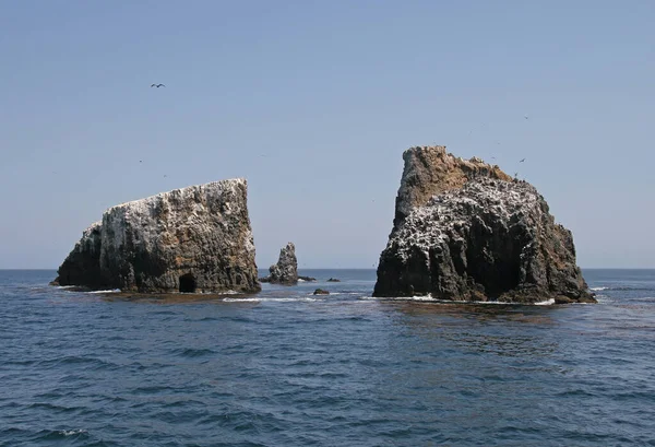 Formaciones rocosas frente a la Isla de Anacapa Oriental en el Parque Nacional de las Islas del Canal, California . — Foto de Stock