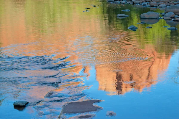 Reflexões de Cathedral Rock em Oak Creek perto de Sedona, Arizona . — Fotografia de Stock