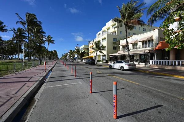 Ocean Drive en Miami Beach, Florida bajo coronavirus hotel, restaurante y cierre de playa . — Foto de Stock