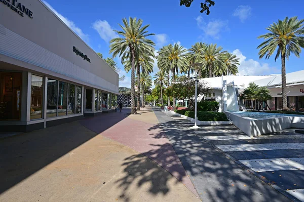 Lincoln Road Mall in Miami Beach, Florida under coronavirus hotel, restaurant and beach closure. — Stock Photo, Image