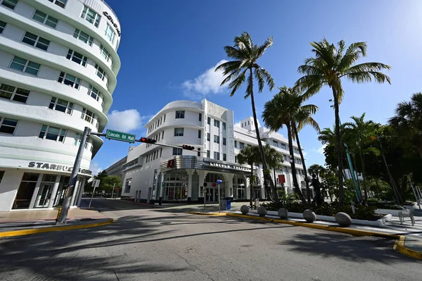 Lincoln Road Mall i Miami Beach, Florida under coronavirus hotell, restaurang och strand stängning. — Stockfoto