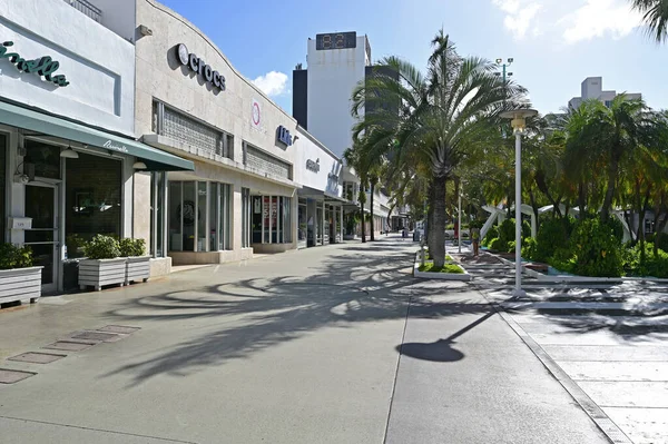 Lincoln Road Mall в Маямі-Біч, штат Флорида під озером Коронавірусу, рестораном і закриттям пляжу.. — стокове фото