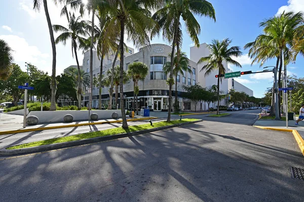 Lincoln Road Mall w Miami Beach, Floryda pod hotelem, restauracją i zamknięciem plaży. — Zdjęcie stockowe