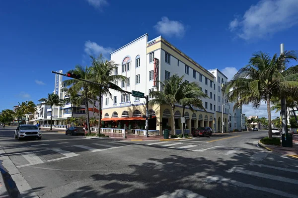 Ocean Drive en Miami Beach, Florida bajo coronavirus hotel, restaurante y cierre de playa . — Foto de Stock