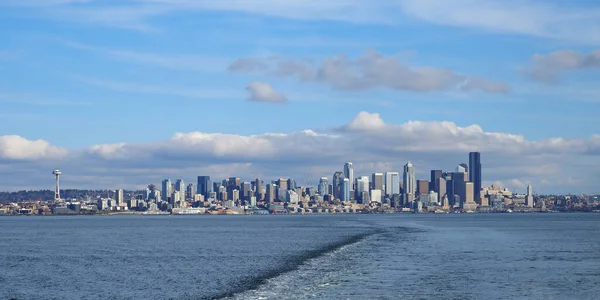 Seattle, Washington skyline desde Seattle - Bainbridge Island ferry . — Foto de Stock
