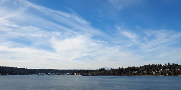 Bainbridge Island ze Seattlu - Bainbridge Island trajekt pod krásnou zimní oblačností. — Stock fotografie