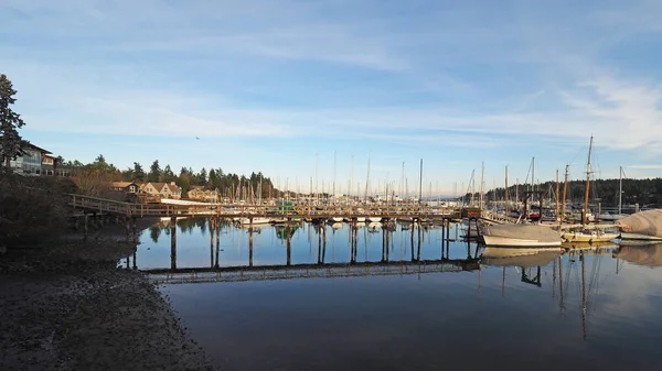Marina em Bainbridge Island off Seattle, Washington na calma tarde de inverno ensolarada . — Fotografia de Stock
